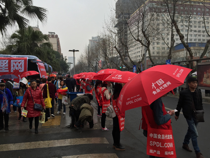 大紅(hóng)傘與小紅(hóng)帽